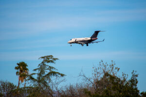 Embraer Legacy 450 (twin-jet) (E545), descends for a landing at Van Nuys Airport runway | Photo: Glenn Highcove