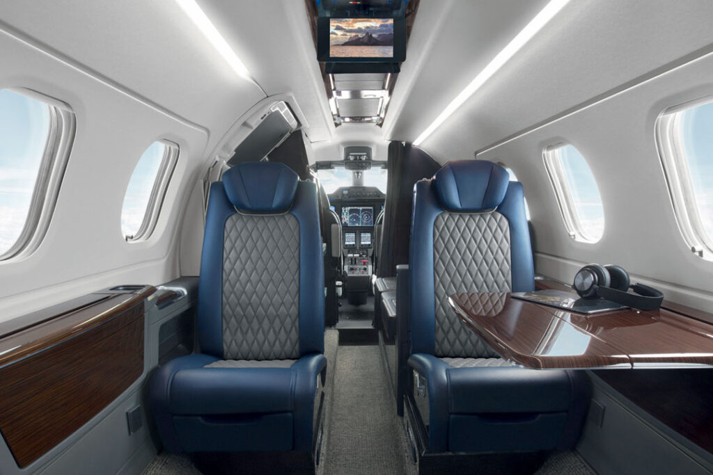 The Phenom 300E’s seats feature enhanced headrests, retractable armrests, adjustable thigh bolsters and custom stitching. | Photo: embraer.com