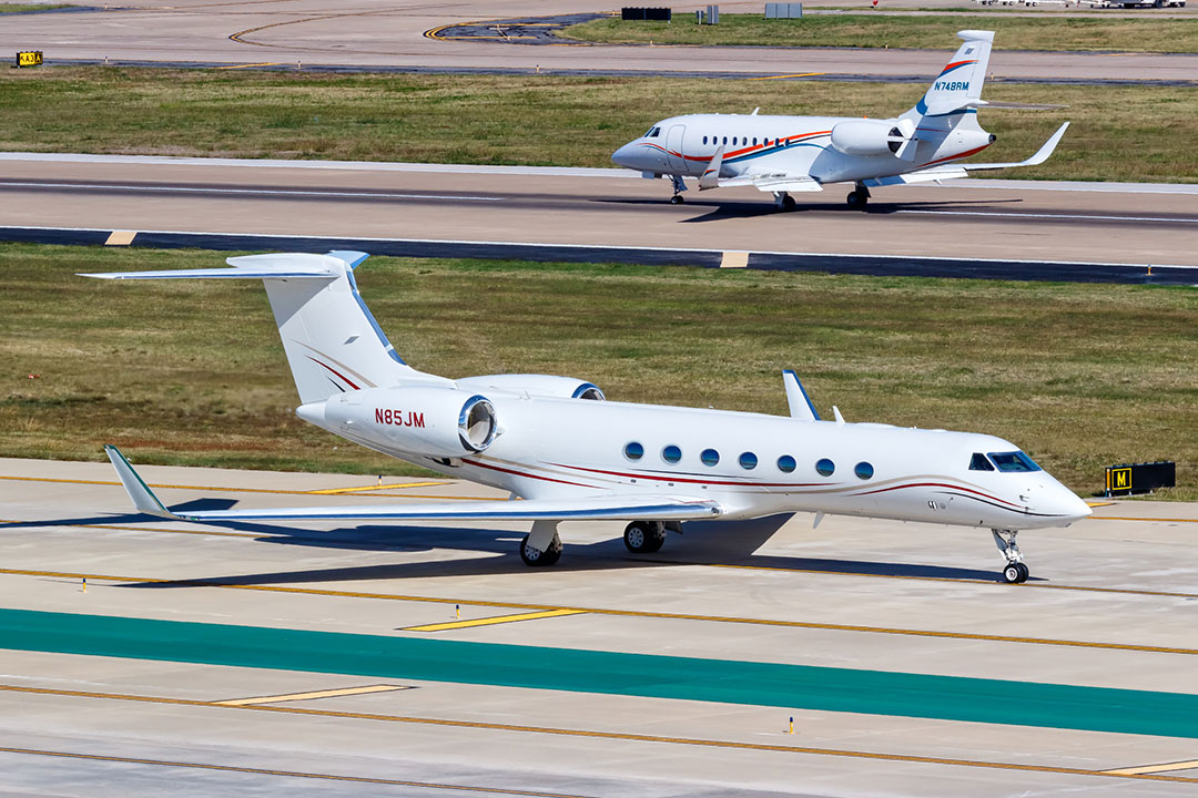 Gulfstream and Dassault Falcon private jets airplanes | Photo: Boarding1Now