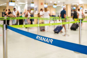 Passengers queue at the Ryanair counter | Photo: Rebel Red Runner / Shutterstock.com
