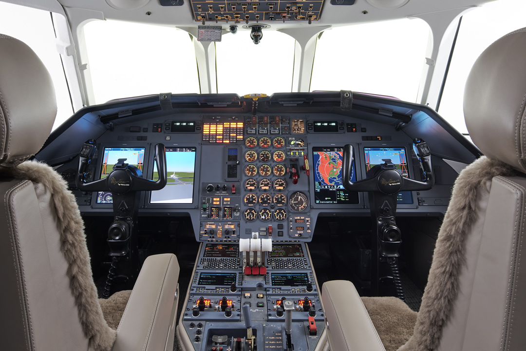Universal Avionics InSight Flight Display System in a Falcon 900B | Photo: duncanaviation.aero