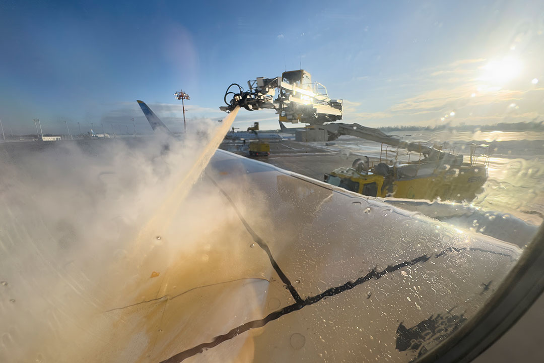 Applying deicing and anti icing fluid on aircraft wing