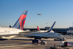 Delta Airlines airplanes pushing out from the gate on Hartsfield-Jackson Atlanta International Airport | Photo: marchello74